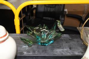 lot 964 image: Glass Duck Table Dcor
