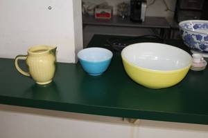 lot 853 image: Lot of (3) Dishwares  - Pyrex Bowl YellowWhite, Bowl BlueWhite, Creamer Pitcher Yellow