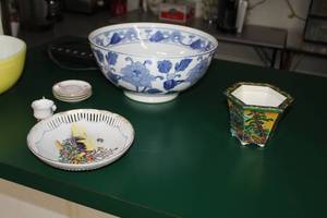 lot 852 image: Lot of (7) Dishwares  - Serving Bowl, Tea Cup, Saucers (x3), Dish, Vase
