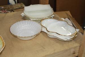 lot 846 image: Lot of (9) Dishwares  - Plates, Bowl, Serving Plates