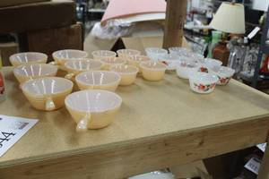 lot 845 image: Lot of (21) BowlsOvenware  - Fire King Ovenware Large Serving Bowl with Handle Peach (x7), Fire King Ovenware Bowls Peach (x6), Flower Bowls (x8)