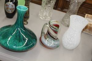 lot 872 image: Lot of (3) Vases