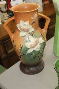 lot 876 image: Roseville 2-handle Flower Pot