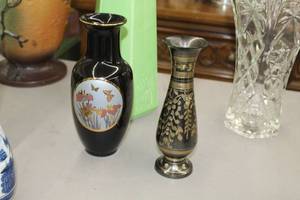 lot 873 image: Lot of (2) Vases