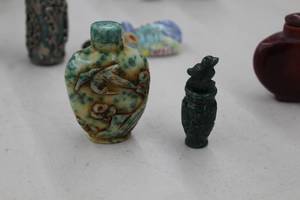 lot 884 image: Lot of (2) Snuff Bottles