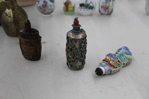 lot 885 image: Lot of (3) Snuff Bottles