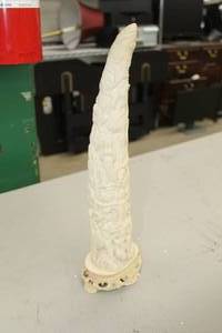 lot 913 image: Leaning Totem Table Statue