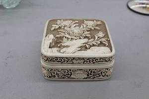 lot 967 image: Flower Jewelry Box
