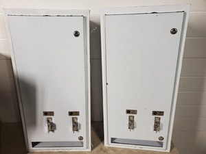 lot 3 image: 2 New 25 cent Vending Machines