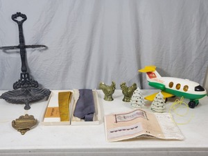 lot 28 image: Assorted Collectibles