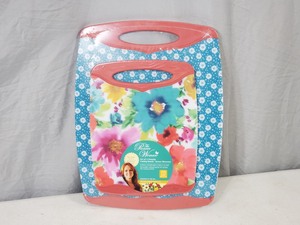lot 42 image: New The Pioneer Woman 2 Piece Cutting Board Set