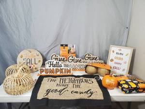 lot 126 image: New Super Cute Fall  Halloween Decor
