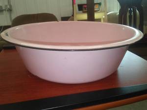 lot 27 image: Pink Enamelware Basin