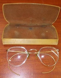 lot 45 image: Vintage Wire Rim glasses & case.