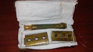 lot 46 image: WWI Army issue razor - complete w case.