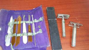 lot 48 image: Vintage Mens grooming.
