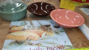 lot 76 image: Cutting board, 2 serving bowls & covered crock.