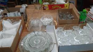 lot 118 image: Assorted glassware, serving trays, bowls and glasses.