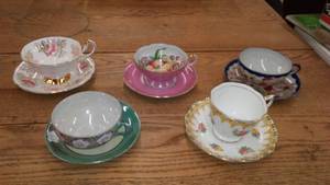 lot 122 image: (5) Antique and Vintage Cup and Saucers