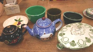 lot 125 image: Vintage Bowls and Teapots