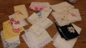 lot 131 image: 14 Fine Linen Ladies Handkerchiefs, hankies.