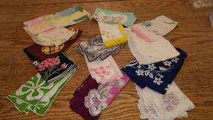 lot 132 image: 14 Fine Linen Ladies Handkerchiefs, hankies.