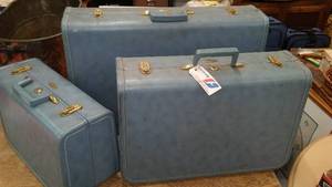 lot 137 image: Vintage 3 Piece matching luggage.