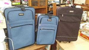 lot 152 image: Roller Suitcases (3) Like new.