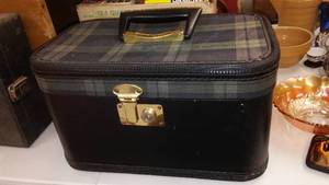 lot 201 image: Vintage overnight Case.