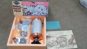lot 585 image: Mirro Cookie Pastry Press