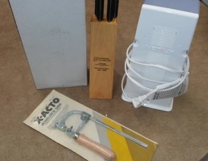 lot 600 image: Knife Set,  X-Acto saw,  Verilux portable luminaire.