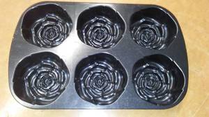 lot 604 image: Nordic Ware Rose Bud Cast Muffin Tin. Perfect.