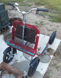 lot 211 image: UNIK Hjulspark -4 wheel scooter.