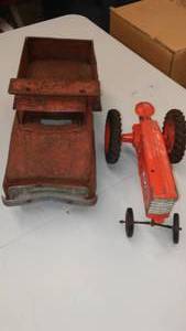 lot 289 image: Metal Trucks tractor.