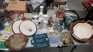 lot 294 image: Large Decor Lot