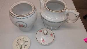 lot 298 image: Porcelain Coffee maker server.