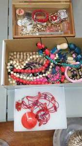 lot 142 image: Jewelry