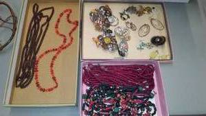 lot 143 image: Jewelry