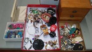 lot 144 image: Jewelry