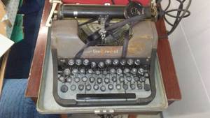 lot 628 image: Underwood Antique Typewriter in case.