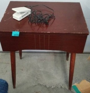 lot 634 image: Vintage Sewing Machine in Wood Stand.