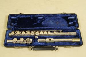 lot 34 image: Selmer Bundy Closed Hole Student Flute in Hard Case