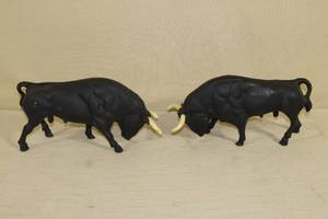 lot 23 image: Pair of Vintage Cast Iron Bull Doorstops