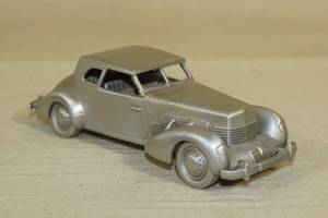 lot 31 image: Danbury Mint Pewter 1937 Cord 812 Scale Car Model