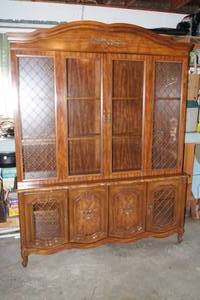 lot 8 image: Vintage Wood China Cabinet with Lighting