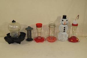 lot 107 image: Assortment of Bird Feeders - Hummingbird