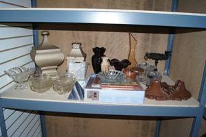 lot 136 image: Wood and Glass Dcor - Cast Iron Bird Bath Candle Holder