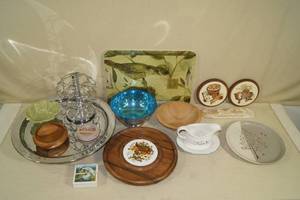 lot 149 image: Kitchen Items - Serving Trays, Trivets, Bowls