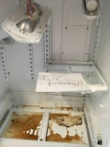 lot 43 image: Fridge FOR PARTS ONLY