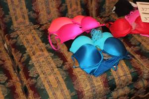 lot 381 image: Lot of (5) Victorias Secret Womens Bras 36B